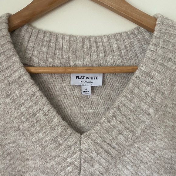 Flat White V-Neck Oversized Oatmeal Sweater size Medium - Picture 5 of 5